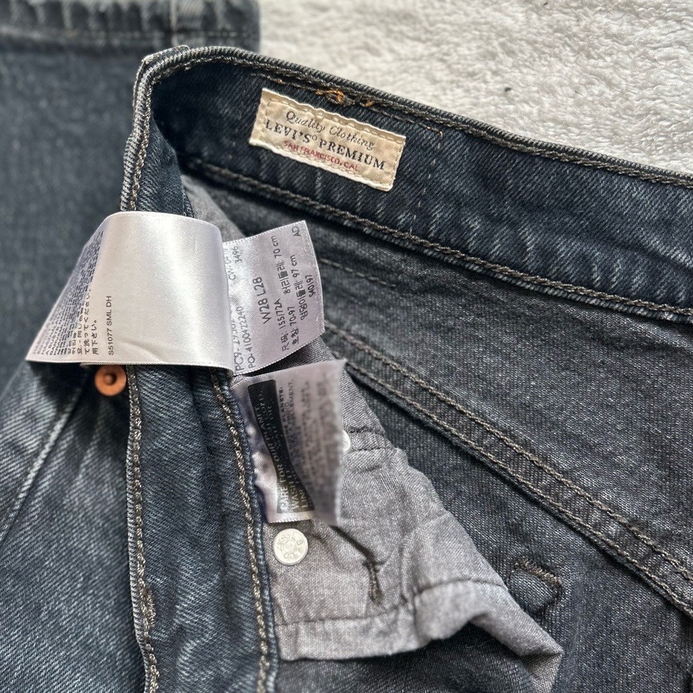 Levis 501 Women's Jeans 28WX28L
Black Denim Distressed Fly Button - Picture 4 of 5